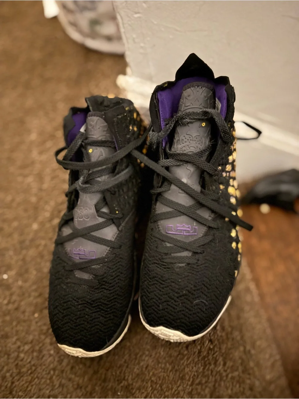 Men’s Nike LeBron XVII basketball sneakers